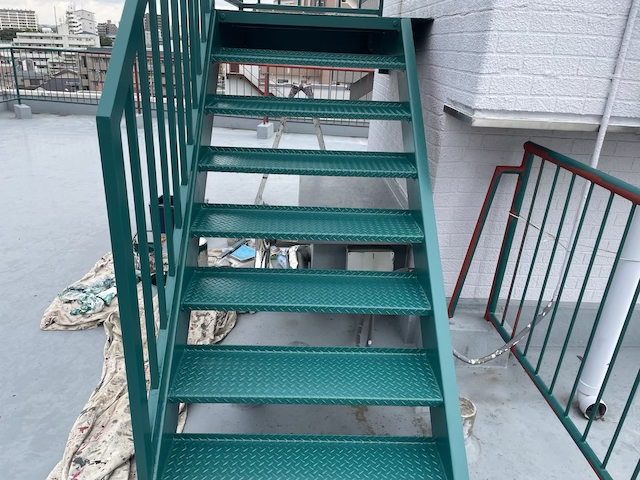 足立区屋上　手摺塗装工事　鉄骨階段塗装